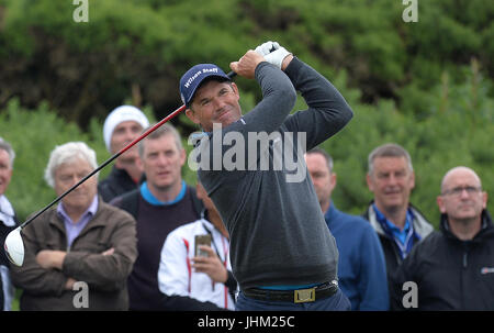 Irlandese Padraig Harrington svolge il suo tee-shot al quinto tee durante il giorno due del 2017 Aberdeen Asset Management Scottish Open a Dundonald Links, Troon. Foto Stock