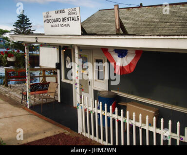 Canandaigua , New York, Stati Uniti d'America. Luglio 11, 2017. Affitti Woodard , un piccolo business sulla riva del lago Canandaigua , con una gelateria e waterc Foto Stock