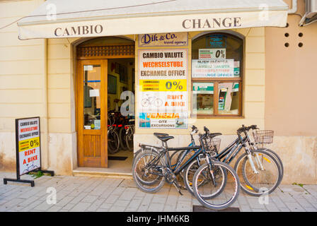 Cambio valuta, Noleggio biciclette, agenzia di viaggi, città vecchia, Rovigno, Istria, Croazia Foto Stock