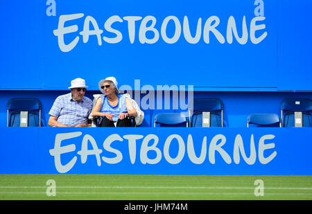 Aegon torneo internazionale di tennis, Devonshire Park, Eastbourne 2017. I vecchi spettatori seduti in particolare un facile accesso posti a sedere... Foto Stock