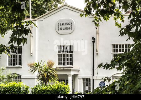 Ingresso anteriore del famoso Ealing Studios, Ealing Green, Londra W5, Inghilterra, Regno Unito. Foto Stock