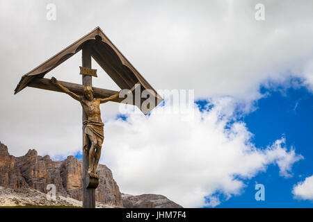 A 100 anni Crocifisso in legno, tipico della regione Dolomity nel nord-est d'Italia Foto Stock