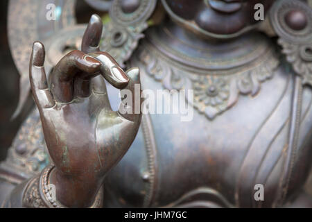 Karana mudra la posizione della mano esprime una molto potente energia con la quale energia negativa viene espulso. Questo gesto a mano è chiamato anche scongiurare la e Foto Stock