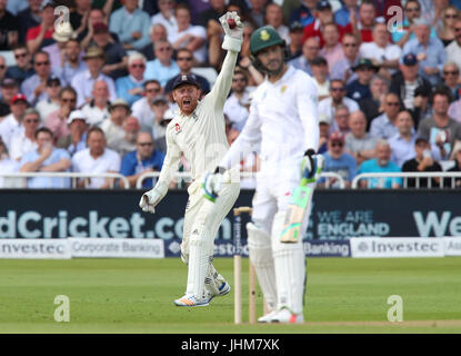 L'Inghilterra del Jonny Bairstow celebra la cattura fuori del Sudafrica Faf du Plessis off il bowling di Ben Stokes durante il primo giorno della seconda prova Investec corrispondono a Trent Bridge, Nottingham. Foto Stock