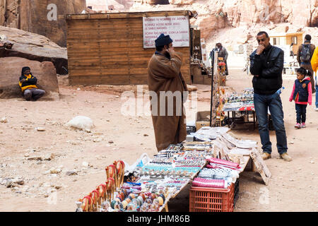 Uomo beduina che vendono souvenir da uno stallo di fortuna in Petra, Giordania. Foto Stock