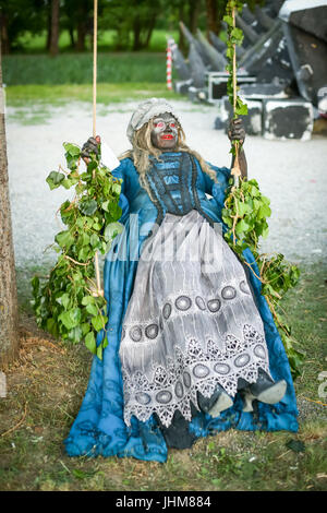 LUKAVEC, Croazia - 27 Maggio 2017 : Donna vestita come strega seduta su una swing sul Perunfest, festival di dimenticare i racconti e le storie popolari presso Lukav Foto Stock