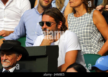 Bradley Cooper orologi l'azione tra Thomas Berdych e Roger Federer il giorno undici dei campionati di Wimbledon al All England Lawn Tennis e Croquet Club, Wimbledon. Foto Stock