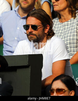 Bradley Cooper orologi l'azione tra Thomas Berdych e Roger Federer il giorno undici dei campionati di Wimbledon al All England Lawn Tennis e Croquet Club, Wimbledon. Foto Stock