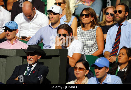 Bradley Cooper orologi l'azione tra Thomas Berdych e Roger Federer con Carole Middleton e suo figlio Giacomo (indietro) il giorno undici dei campionati di Wimbledon al All England Lawn Tennis e Croquet Club, Wimbledon. Foto Stock