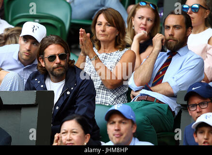 Bradley Cooper orologi l'azione tra Thomas Berdych e Roger Federer con Carole Middleton e suo figlio Giacomo (indietro) il giorno undici dei campionati di Wimbledon al All England Lawn Tennis e Croquet Club, Wimbledon. Foto Stock