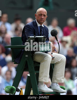 Umpire Pascal Maria l'undici giorno dei Campionati di Wimbledon all'All England Lawn Tennis and Croquet Club di Wimbledon. PREMERE ASSOCIAZIONE foto. Data immagine: Venerdì 14 luglio 2017. Vedi PA storia TENNIS Wimbledon. Il credito fotografico dovrebbe essere: Steven Paston/PA Wire. Foto Stock