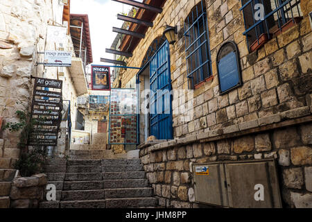 Un vicolo costruiti con la pietra di Gerusalemme nel centro di Safed, Israele. Foto Stock