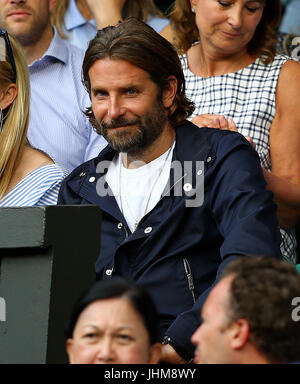 Bradley Cooper orologi l'azione tra Thomas Berdych e Roger Federer il giorno undici dei campionati di Wimbledon al All England Lawn Tennis e Croquet Club, Wimbledon. Foto Stock