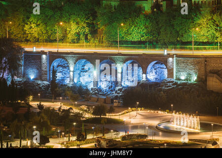 Tbilisi, Georgia. Sera notte Scenic Vista aerea del Parco Rike in condizioni di intensa illuminazione e di notte il traffico su Nikoloz Baratashvili aumento. Foto Stock