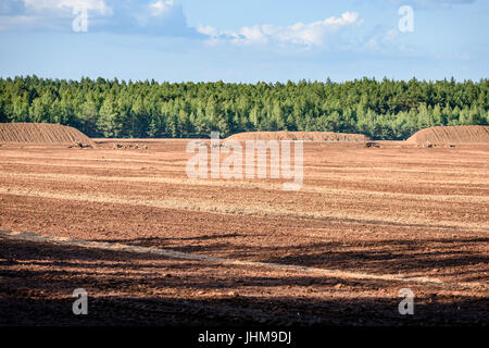 Bog e il campo in base al quale la produzione è effettuata in bianco e nero di data mining di torba, industria, con macchinari Foto Stock