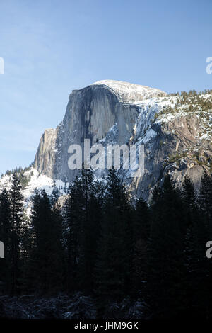 Parco Nazionale di Yosemite è uno degli Stati Uniti " parchi più belli. Esso contiene una varietà di attrattive iconiche come il famoso Half Dome. Foto Stock