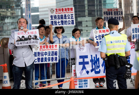 Hong Kong, Hong Kong, Cina. 14 Luglio, 2017. Ad Hong Kong la High Court ha squalificato quattro i legislatori che hanno protestato contro la candidatura di Pechino quando essi hanno giurato per la città il consiglio legislativo.Pro Beijingers (foto) e pro-democrazia manifestanti face off contro gli uni con gli altri attraverso il cortile di Hong Kong Alta Corte in attesa la decisione dei giudici. Credito: Jayne Russell/ZUMA filo/Alamy Live News Foto Stock