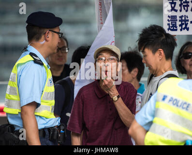 Hong Kong, Hong Kong, Cina. 14 Luglio, 2017. Ad Hong Kong la High Court ha squalificato quattro i legislatori che hanno protestato contro la candidatura di Pechino quando essi hanno giurato per la città il consiglio legislativo.Pro Beijingers (foto) e pro-democrazia manifestanti face off contro gli uni con gli altri attraverso il cortile di Hong Kong Alta Corte in attesa la decisione dei giudici. Credito: Jayne Russell/ZUMA filo/Alamy Live News Foto Stock