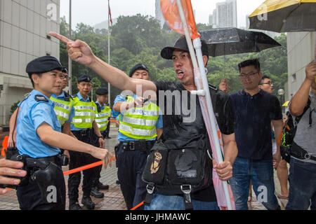 Hong Kong, Hong Kong, Cina. 14 Luglio, 2017. Ad Hong Kong la High Court ha squalificato quattro i legislatori che hanno protestato contro la candidatura di Pechino quando essi hanno giurato per la città il consiglio legislativo.Beijingers Pro e pro-democrazia manifestanti (nella foto) face off contro gli uni con gli altri attraverso il cortile di Hong Kong Alta Corte in attesa la decisione dei giudici. Credito: Jayne Russell/ZUMA filo/Alamy Live News Foto Stock