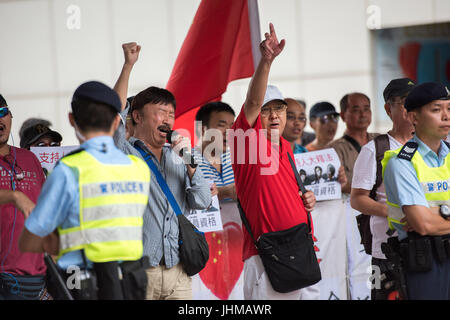 Hong Kong, Hong Kong, Cina. 14 Luglio, 2017. Ad Hong Kong la High Court ha squalificato quattro i legislatori che hanno protestato contro la candidatura di Pechino quando essi hanno giurato per la città il consiglio legislativo.Pro Beijingers (foto) e pro-democrazia manifestanti face off contro gli uni con gli altri attraverso il cortile di Hong Kong Alta Corte in attesa la decisione dei giudici. Credito: Jayne Russell/ZUMA filo/Alamy Live News Foto Stock