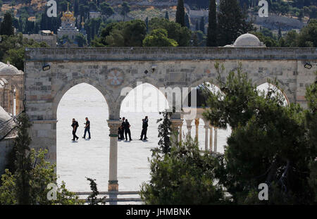 Gerusalemme. 14 Luglio, 2017. Poliziotti israeliani guardia del sito in cui gli utenti malintenzionati sono stati uccisi all'interno di al-Aqsa composto in Gerusalemme, il 14 luglio 2017. Due israeliani gli ufficiali di polizia avevano ceduto le loro ferite in ospedale, il capo della polizia ha detto, dopo tre cittadini arabi di Israele sparato loro in un attentato in un luogo santo in Gerusalemme est il venerdì. Gli assalitori, i residenti della città araba di Umm al-Fahm nel centro di Israele, sono stati uccisi da una forza di polizia. Credito: Muammar Awad/Xinhua/Alamy Live News Foto Stock