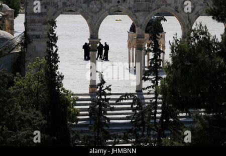 Gerusalemme. 14 Luglio, 2017. Poliziotti israeliani guardia del sito in cui gli utenti malintenzionati sono stati uccisi all'interno di al-Aqsa composto in Gerusalemme, il 14 luglio 2017. Due israeliani gli ufficiali di polizia avevano ceduto le loro ferite in ospedale, il capo della polizia ha detto, dopo tre cittadini arabi di Israele sparato loro in un attentato in un luogo santo in Gerusalemme est il venerdì. Gli assalitori, i residenti della città araba di Umm al-Fahm nel centro di Israele, sono stati uccisi da una forza di polizia. Credito: Muammar Awad/Xinhua/Alamy Live News Foto Stock