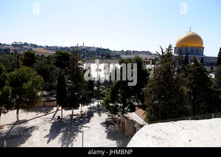 Gerusalemme. 14 Luglio, 2017. Poliziotti israeliani guardia del sito in cui gli utenti malintenzionati sono stati uccisi all'interno di al-Aqsa composto in Gerusalemme, il 14 luglio 2017. Due israeliani gli ufficiali di polizia avevano ceduto le loro ferite in ospedale, il capo della polizia ha detto, dopo tre cittadini arabi di Israele sparato loro in un attentato in un luogo santo in Gerusalemme est il venerdì. Gli assalitori, i residenti della città araba di Umm al-Fahm nel centro di Israele, sono stati uccisi da una forza di polizia. Credito: Muammar Awad/Xinhua/Alamy Live News Foto Stock