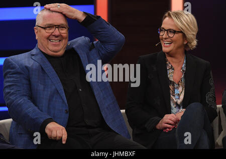 Colonia, Germania. 13 Luglio, 2017. Attore Michael Schanze e moderatore Moderatorin Ulla Kock am Brink eseguire durante la registrazione del ZDF show televisivo "Wir lieben Fernsehen' (amiamo la televisione) di Colonia, Germania, 13 luglio 2017. Foto: Henning Kaiser/dpa/Alamy Live News Foto Stock