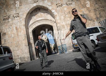 Gerusalemme. 14 Luglio, 2017. La polizia israeliana guardia del Cancello dei Leoni di Gerusalemme la città vecchia vicino al sito dell'attacco, il 14 luglio 2017. Due israeliani gli ufficiali di polizia avevano ceduto le loro ferite in ospedale, il capo della polizia ha detto, dopo tre cittadini arabi di Israele sparato loro in un attentato in un luogo santo in Gerusalemme est il venerdì. Gli assalitori, i residenti della città araba di Umm al-Fahm nel centro di Israele, sono stati uccisi da una forza di polizia. Credito: JINI/Xinhua/Alamy Live News Foto Stock