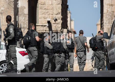 Gerusalemme. 14 Luglio, 2017. La polizia israeliana guardia del Cancello dei Leoni di Gerusalemme la città vecchia vicino al sito dell'attacco, il 14 luglio 2017. Due israeliani gli ufficiali di polizia avevano ceduto le loro ferite in ospedale, il capo della polizia ha detto, dopo tre cittadini arabi di Israele sparato loro in un attentato in un luogo santo in Gerusalemme est il venerdì. Gli assalitori, i residenti della città araba di Umm al-Fahm nel centro di Israele, sono stati uccisi da una forza di polizia. Credito: JINI/Xinhua/Alamy Live News Foto Stock