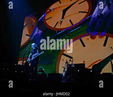 Miami, FL, Stati Uniti d'America. 13 Luglio, 2017. Roger Waters suona presso il AmericanAirlines Arena sulla luglio 13, 2017 a Miami in Florida. Credito: Mpi04/media/punzone Alamy Live News Foto Stock