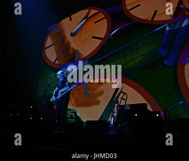 Miami, FL, Stati Uniti d'America. 13 Luglio, 2017. Roger Waters suona presso il AmericanAirlines Arena sulla luglio 13, 2017 a Miami in Florida. Credito: Mpi04/media/punzone Alamy Live News Foto Stock