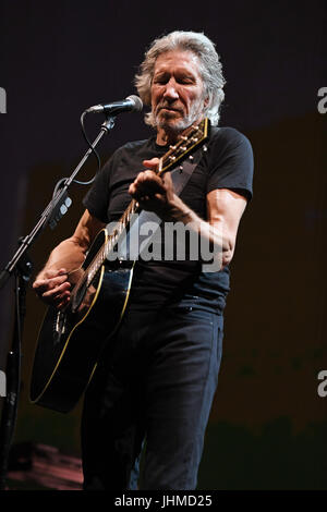 Miami, FL, Stati Uniti d'America. 13 Luglio, 2017. Roger Waters suona presso il AmericanAirlines Arena sulla luglio 13, 2017 a Miami in Florida. Credito: Mpi04/media/punzone Alamy Live News Foto Stock