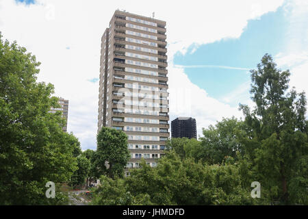 Londra REGNO UNITO. Il 14 luglio 2017. Si tratta di un mese poiché Grenfell torre residenziale blocco nella zona ovest di Londra è stato inghiottito in un enorme fuoco e fiamme causando la morte di molti residenti intrappolati Credito: amer ghazzal/Alamy Live News Foto Stock