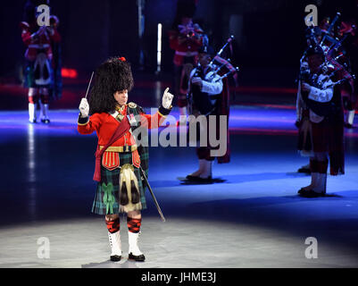 Hong Kong, Cina. 13 Luglio, 2017. I membri della band del reggimento reale della Scozia eseguire durante il militare internazionale di tatuaggio in occasione della celebrazione del XX anniversario della creazione della regione amministrativa speciale di Hong Kong a Hong Kong, Cina del Sud, 13 luglio 2017. La manifestazione si terrà a Hong Kong Coliseum dal 13 luglio al 15. Credito: Wang Xi/Xinhua/Alamy Live News Foto Stock