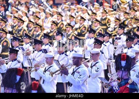 Hong Kong, Cina. 13 Luglio, 2017. Membri della international bande militari eseguire durante il militare internazionale di tatuaggio in occasione della celebrazione del XX anniversario della creazione della regione amministrativa speciale di Hong Kong a Hong Kong, Cina del Sud, 13 luglio 2017. La manifestazione si terrà a Hong Kong Coliseum dal 13 luglio al 15. Credito: Wang Xi/Xinhua/Alamy Live News Foto Stock