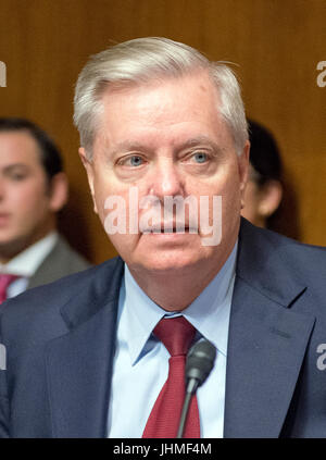 Washington, USA. 12 Luglio, 2017. Stati Uniti il senatore Lindsey Graham (Repubblicano della Carolina del Sud prima di audizione Christopher A. Wray testimoniano sulla sua candidatura a essere Direttore della Federal Bureau of Investigation (FBI) prima che il Senato degli Stati Uniti Comitato per la magistratura al Campidoglio di Washington DC su Mercoledì, 12 luglio, 2017. Credito: Ron Sachs/CNP (restrizione: NO New York o New Jersey o giornali quotidiani nel raggio di 75 miglia da New York City) - nessun filo SERVICE - foto: Ron Sachs/consolidato/dpa/Alamy Live News Foto Stock