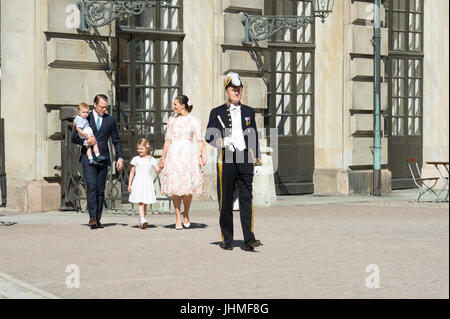 Cortile interno del Palazzo Reale di Stoccolma, Svezia, 14 luglio 2017. La Principessa Victoria di Svezia il quarantesimo compleanno verrà celebrato per due giorni a Stoccolma e Öland. Venerdì 14 luglio la celebrazione inizia a Stoccolma. Tutta la famiglia reale svedese dovrebbe essere alle celebrazioni in entrambi i giorni. Prince Daniel, Crown Princess Victoria Princess Estelle, Principe Oscar. Credito: Barbro Bergfeldt/Alamy Live News Foto Stock