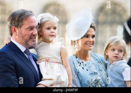 Cortile interno del Palazzo Reale di Stoccolma, Svezia, 14 luglio 2017. La Principessa Victoria di Svezia il quarantesimo compleanno verrà celebrato per due giorni a Stoccolma e Öland. Venerdì 14 luglio la celebrazione inizia a Stoccolma. Tutta la famiglia reale svedese dovrebbe essere alle celebrazioni in entrambi i giorni. Signor Christopher O'Neill, Principessa Leonore, Princess Madeleine, il Principe Nicolas. Credito: Barbro Bergfeldt/Alamy Live News Foto Stock