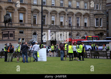 Glasgow, Scotland, Regno Unito. Il 14 luglio. La contaminazione è stata nonchalantly ignorate oggi dai locali ora utilizzata per ottenere supporti di pellicola e gli equipaggi in città come persone superato il loro pranzo con la più recente serie della BBC Scotland spoof commedia di polizia "Scot squad" è stato girato nella città del George Square, Credito: gerard ferry/Alamy Live News Foto Stock