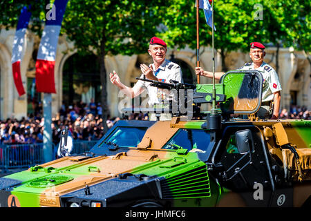 Parigi, Francia. 14 Juy 17. Militari francesi e la polizia ha messo su un display forte su Bastille parata del giorno. Credito: Samantha Ohlsen/Alamy Live News Foto Stock