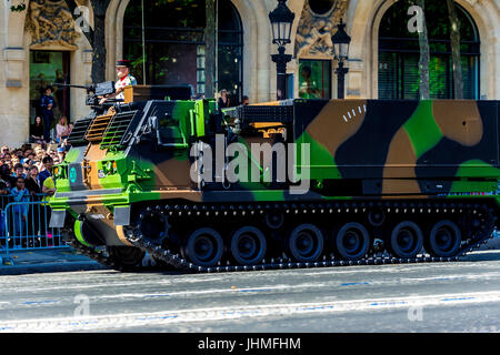 Parigi, Francia. 14 Juy 17. Militari francesi e la polizia ha messo su un display forte su Bastille parata del giorno. Credito: Samantha Ohlsen/Alamy Live News Foto Stock