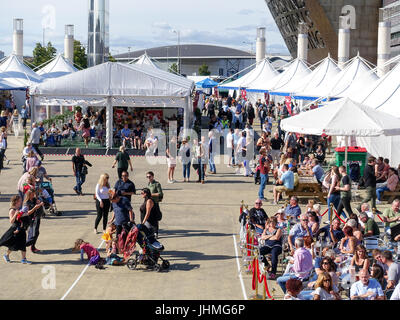 Le persone in visita a Cardiff Food Festival 2017 Foto Stock