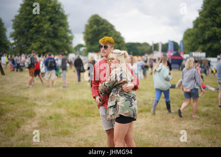 Henham Park, Suffolk, Regno Unito. 14 Luglio, 2017. I frequentatori del festival il giorno 2 (Venerdì) al 2017 Latitude festival in Henham Park, Southwold nel Suffolk. Foto Data: Venerdì, 14 luglio 2017. Foto di credito dovrebbe leggere: Roger Garfield/Alamy Live News. Foto Stock