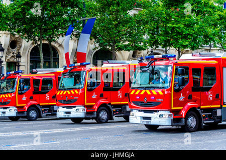 Parigi, Francia. 14 Juy 17. Militari francesi e la polizia ha messo su un display forte su Bastille parata del giorno. Credito: Samantha Ohlsen/Alamy Live News Foto Stock