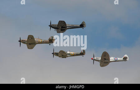 RAF Fairford, Gloucestershire, UK. Il 14 luglio 2017. Primo giorno del Royal International Air Tattoo (RIAT), uno dei più grandi del mondo airshows. Flying visualizza includono il Battle of Britain Memorial Flight (foto). Un Hawker Hurricane conduce tre Supermarine Spitfires in flypast. Credito: Malcolm Park / Alamy Live News. Foto Stock