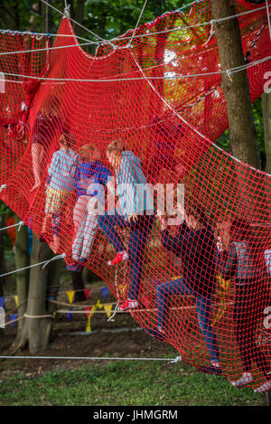 Henham Park. Suffolk, Regno Unito. 14 Luglio, 2017. Greenpeace zona avventura - Il 2017 Latitude Festival, Henham Park. Suffolk 14 luglio 2017 Credit: Guy Bell/Alamy Live News Foto Stock