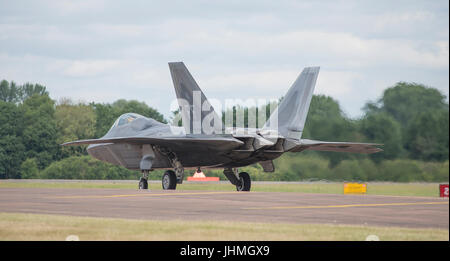 RAF Fairford, Gloucestershire, UK. Il 14 luglio 2017. Primo giorno del Royal International Air Tattoo (RIAT), uno dei più grandi del mondo airshows. Flying visualizza includono la battaglia della Gran Bretagna in volo e USAF aeromobile celebra il settantesimo anniversario del loro servizio, inclusi i Thunderbirds aerobatic team di visualizzazione che compare al RIAT per la prima volta in dieci anni. Foto: USAF F-22 Raptor volo dimostrativo. Credito: Malcolm Park / Alamy Live News. Foto Stock