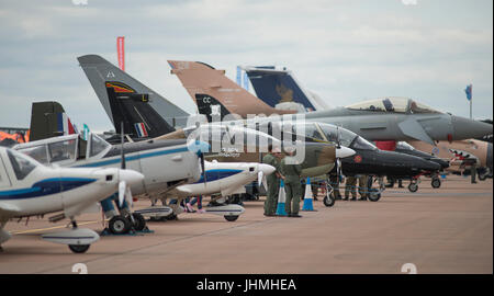 RAF Fairford, Gloucestershire, UK. Il 14 luglio 2017. Primo giorno del Royal International Air Tattoo (RIAT), uno dei più grandi del mondo airshows. Flying visualizza includono la battaglia della Gran Bretagna in volo e USAF aeromobile celebra il settantesimo anniversario del loro servizio. Foto: lineup di aeromobili statica di tutte le dimensioni. Credito: Malcolm Park / Alamy Live News. Foto Stock
