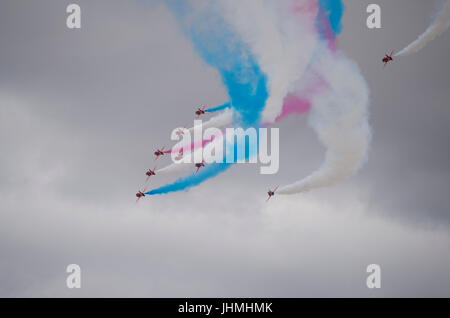 RAF Fairford, Gloucestershire, UK. Il 14 luglio 2017. Primo giorno del Royal International Air Tattoo (RIAT), uno dei più grandi del mondo airshows. Flying visualizza includono la battaglia della Gran Bretagna in volo e USAF aeromobile celebra il settantesimo anniversario del loro servizio, compresa la RAF frecce rosse. Credito: Malcolm Park / Alamy Live News. Foto Stock